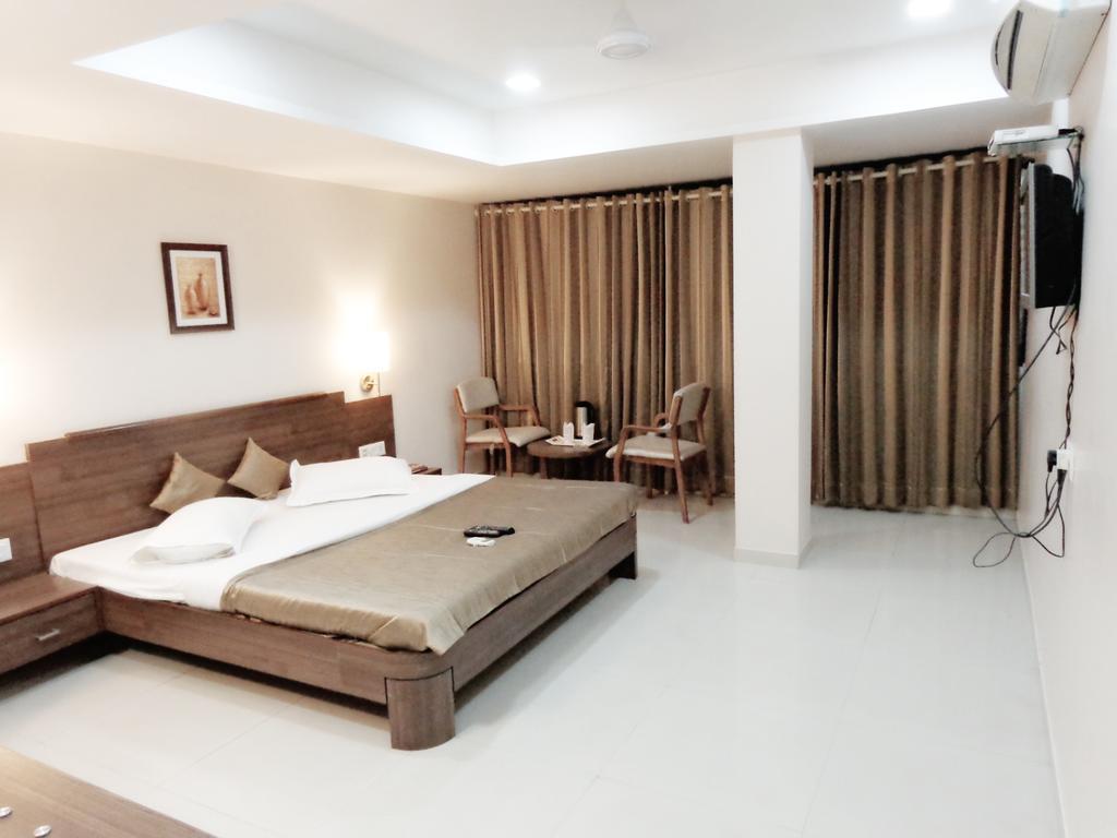 Hotel Classique Rajkot Room photo